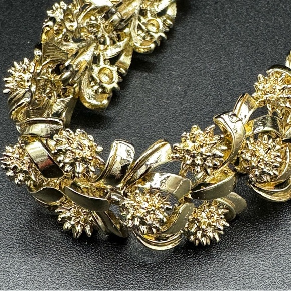 Vintage Signed Coro Pegasus Mid Century Gold Tone Ornate Textured Bracelet 7in - Picture 6 of 14